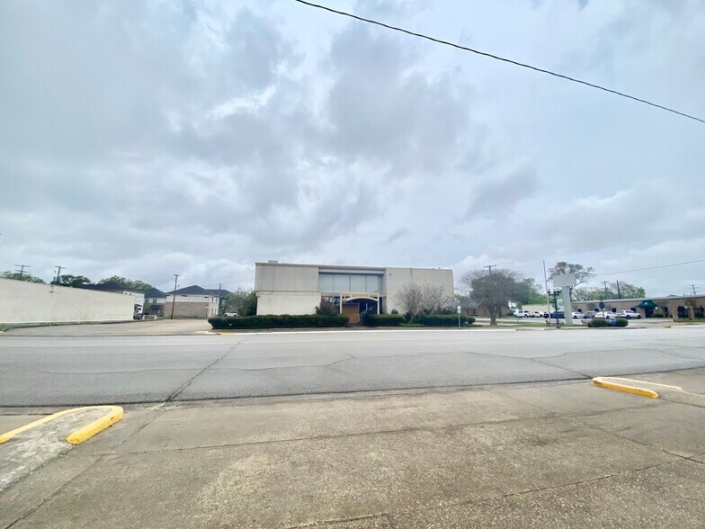 More Photos Of 1308 Boston Ave, Nederland Bank For Sale