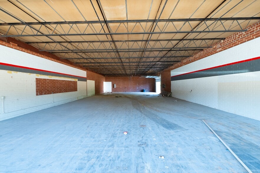 More Photos Of 711-719 N Madison Blvd, Roxboro General Retail For Lease