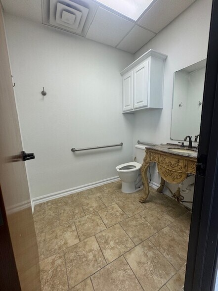 More Photos Of 1585 E Broad St, Mansfield Unknown For Lease