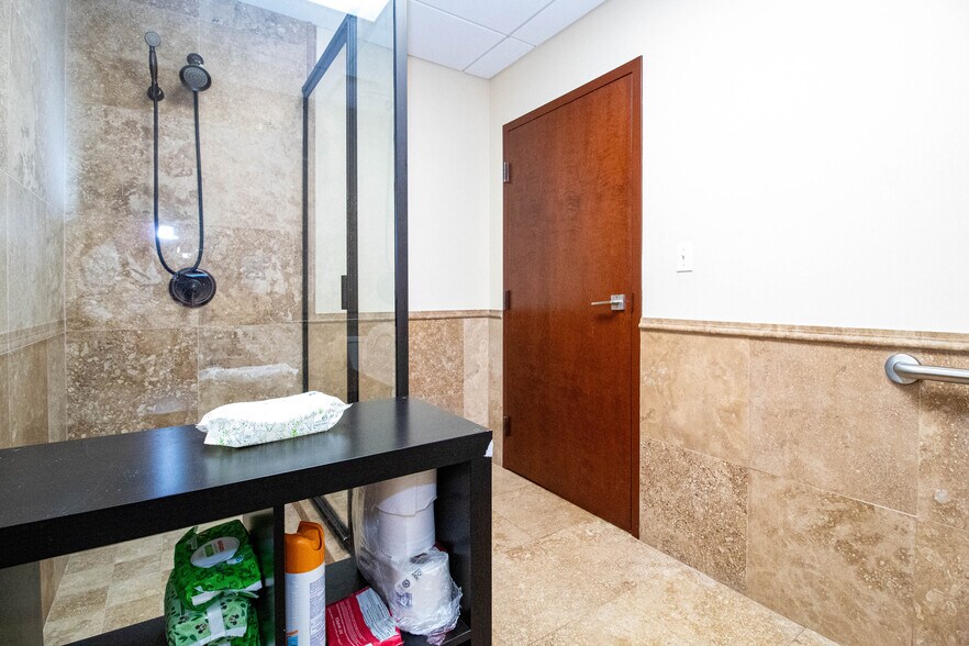 More Photos Of 8810 Commodity Cir, Orlando Showroom For Lease