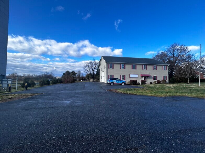 More Photos Of 6008 Fair Oaks Dr, Frederick Flex For Lease