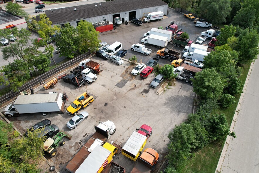 More Photos Of 765 Villa St, Elgin Warehouse For Lease