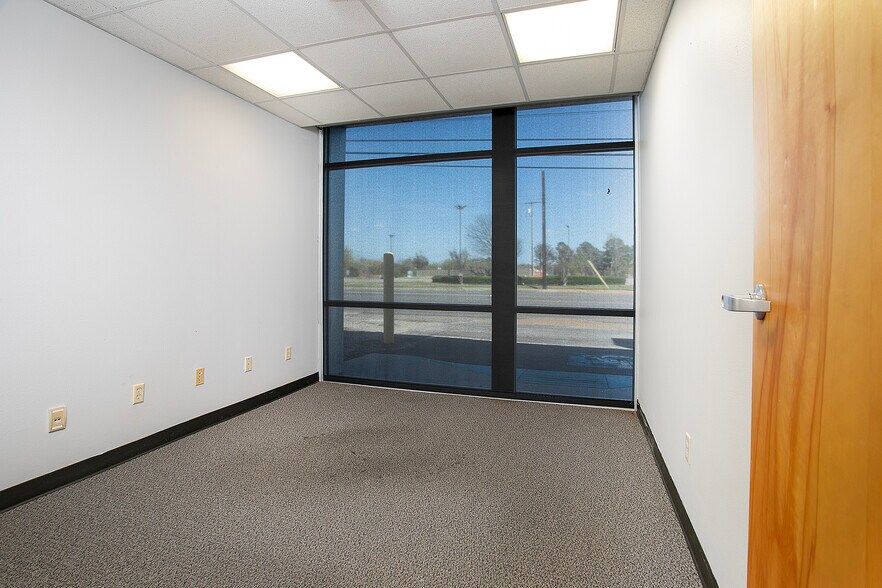 More Photos Of 415 Beckham Ave, Tyler Storefront For Sale