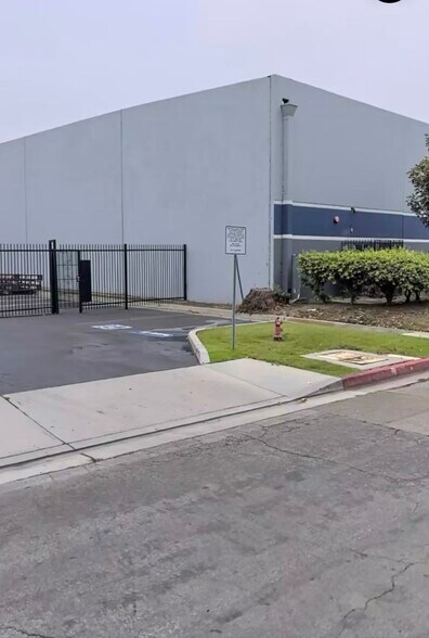 More Photos Of 13942 Orange Ave, Paramount Manufacturing For Sale