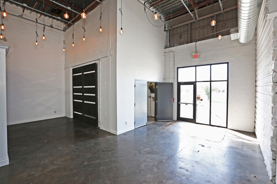 More Photos Of 100 Sunrise Av, Toronto Warehouse For Lease