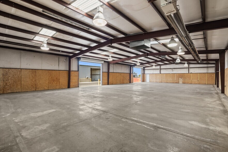 More Photos Of 138 Coremark Ct, Bakersfield Service For Lease