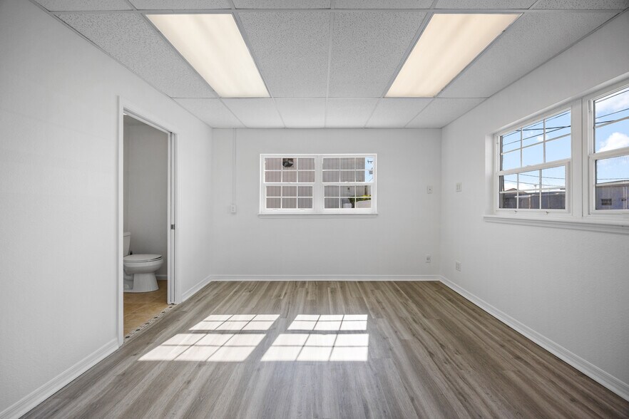 More Photos Of 128 Tomahawk Dr, Indian Harbour Beach Warehouse For Sale