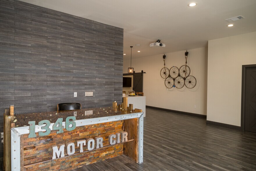 More Photos Of 1346 Motor Cir, Dallas Office For Sale