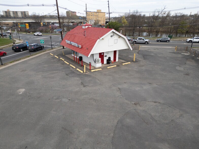 More Photos Of 735 E Hazelwood Ave, Rahway Freestanding For Sale