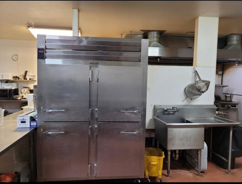 More Photos Of 1703 Oak St, Canton General Retail For Sale