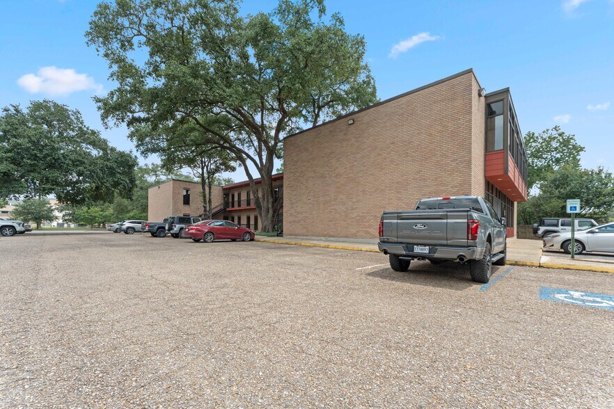 More Photos Of 7732 Goodwood Blvd, Baton Rouge Office Residential For Sale