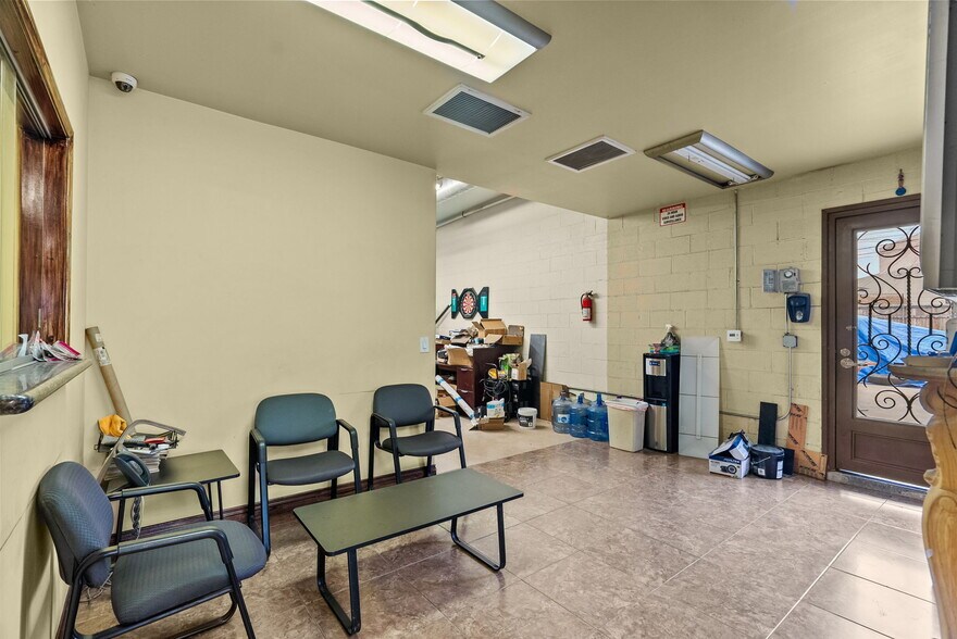 More Photos Of 4204 W Burbank Blvd, Burbank General Retail For Sale