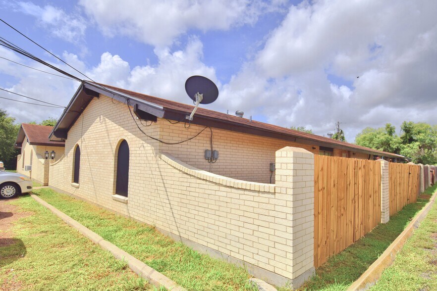 More Photos Of 402 S Tyler St, Beeville Apartments For Sale