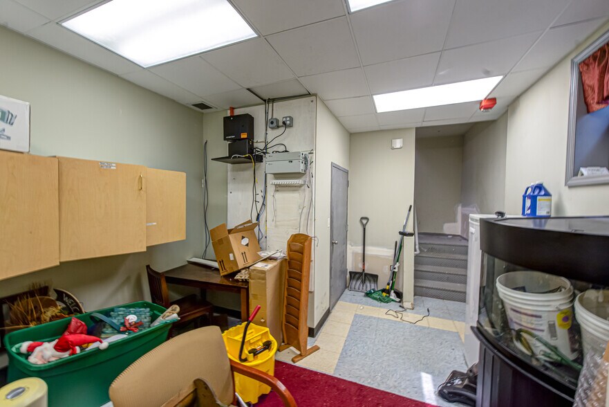 More Photos Of 63 Eastport Manor Rd, Eastport Office For Sale