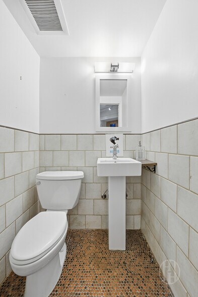 More Photos Of 210 W 82nd St, New York Apartments For Lease