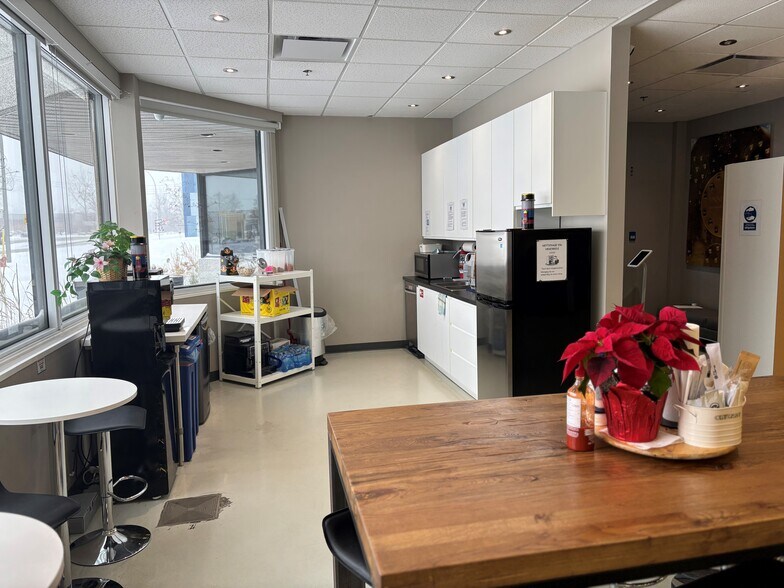 More Photos Of 1995 55E Av, Dorval Office For Lease