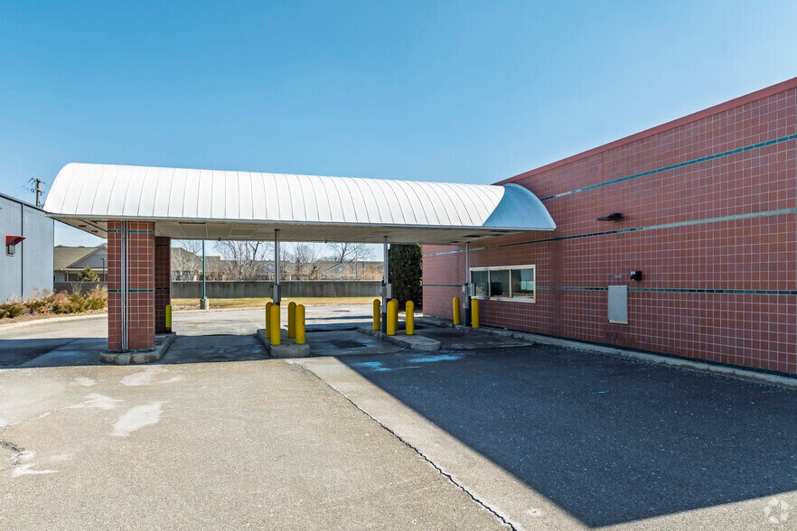 More Photos Of 30730 Groesbeck Hwy, Roseville Bank For Sale