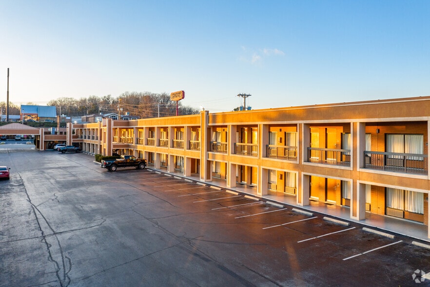 More Photos Of 900 S Jefferson Ave, Cookeville Hotel For Sale