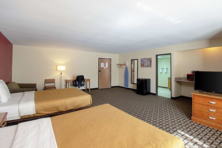 More Photos Of 833 N Frontage Rd, Wisconsin Dells Hotel For Sale