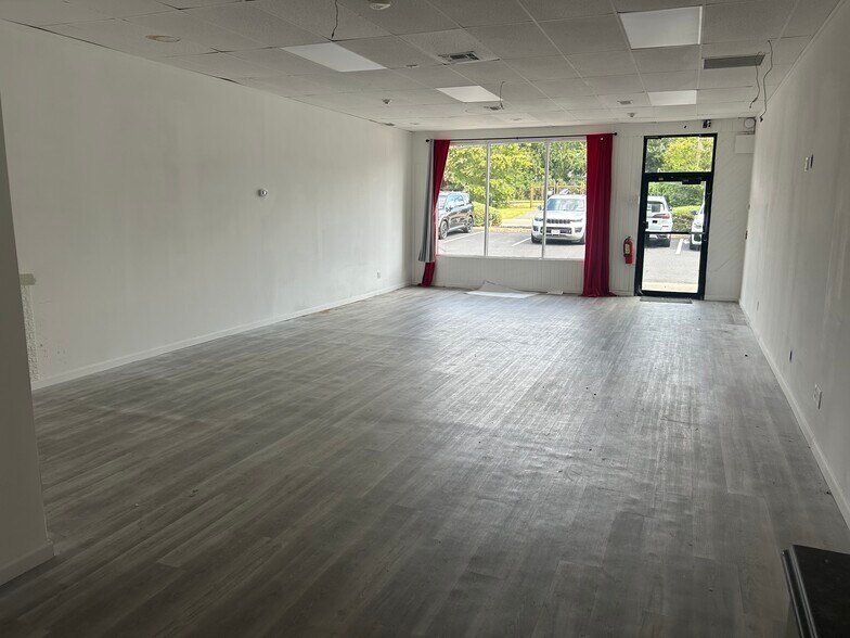 More Photos Of 1256-1266 Waverly Ave, Farmingville Freestanding For Lease
