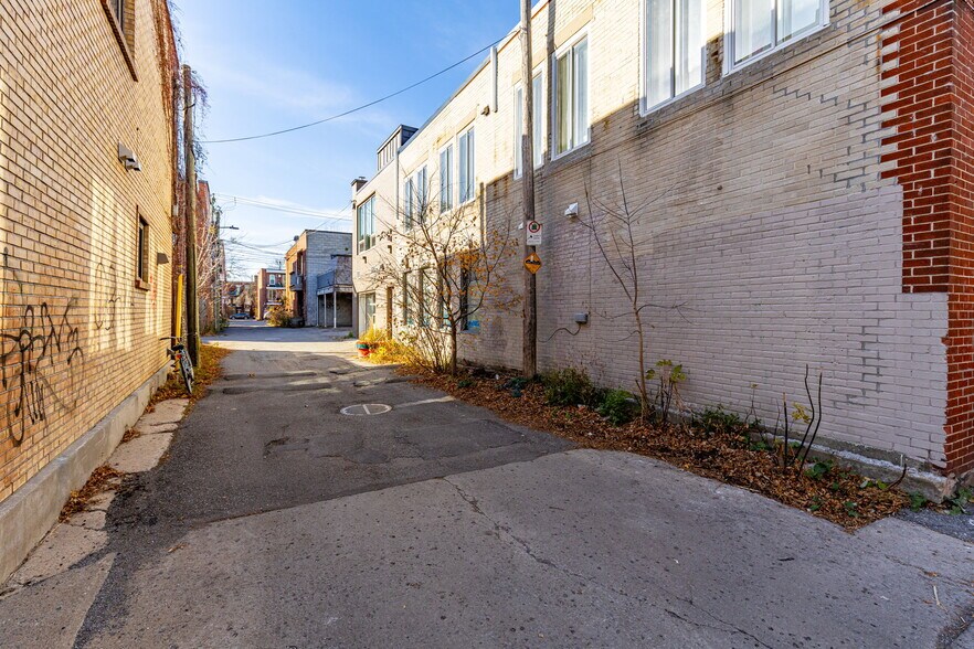 More Photos Of 230 Rue Beaubien E, Montréal General Retail For Lease