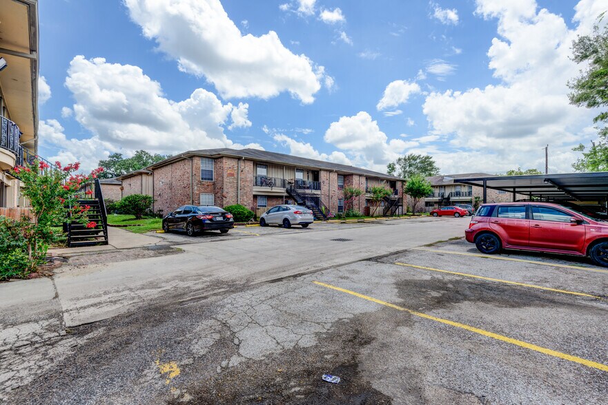 More Photos Of 5704 Edgemoor Dr, Houston Apartments For Sale