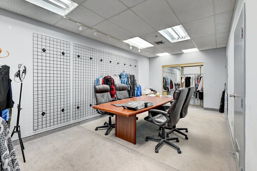 More Photos Of 350 Rue De Port-Royal O, Montréal Distribution For Sale