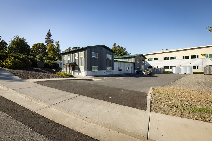 More Photos Of 200 N Wasco Ct, Hood River Warehouse For Lease