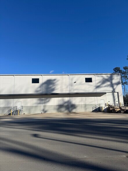 More Photos Of 13359 Reese Blvd, Huntersville Distribution For Lease