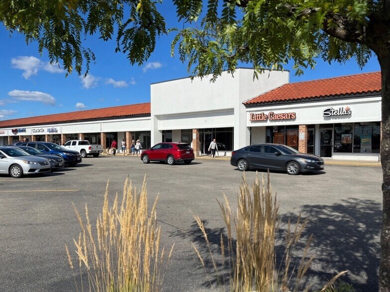 Primary Photo Of 522-600 W Dundee Rd, Wheeling Unknown For Lease