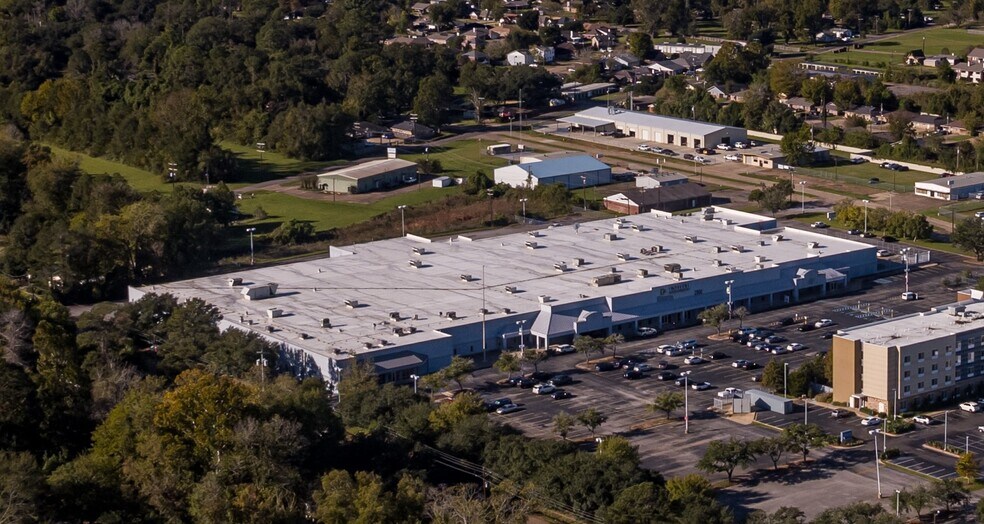 More Photos Of 2800 S MacArthur Dr, Alexandria Light Distribution For Lease