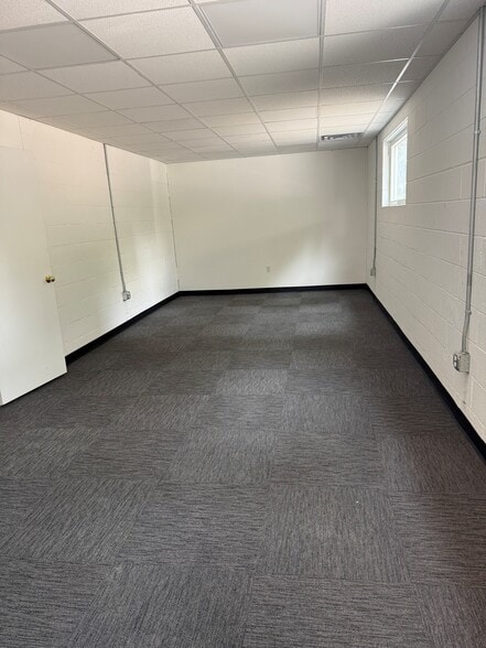 More Photos Of 41 Elm St, Stoneham Warehouse For Lease