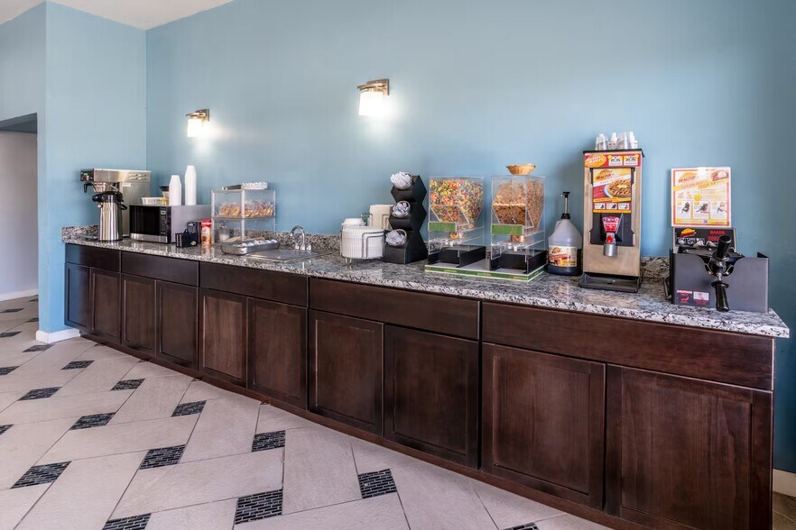 More Photos Of 903 Main St, Delta Hotel For Sale