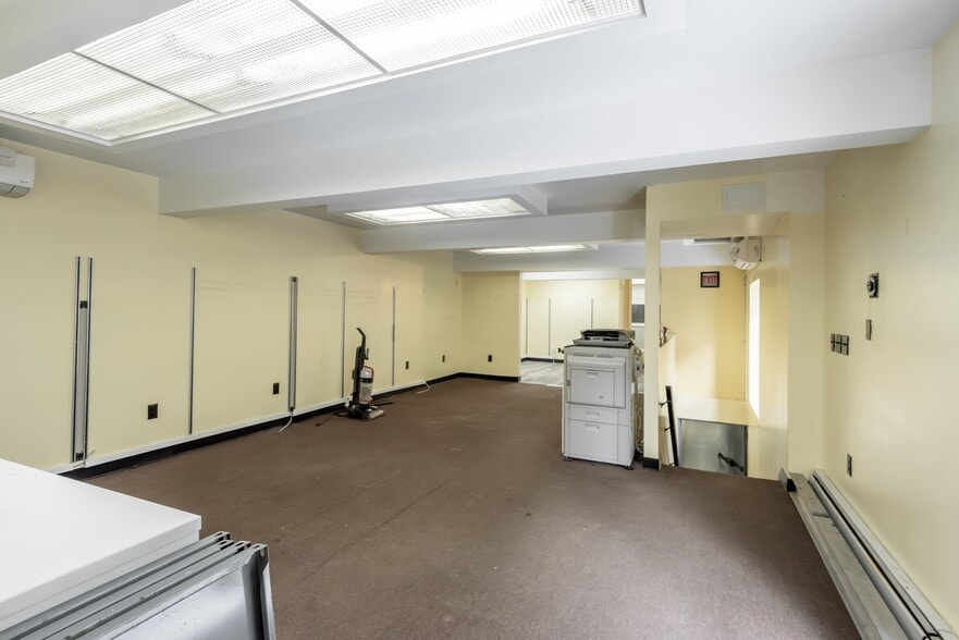 More Photos Of 39 Dobbin St, Brooklyn Warehouse For Sale