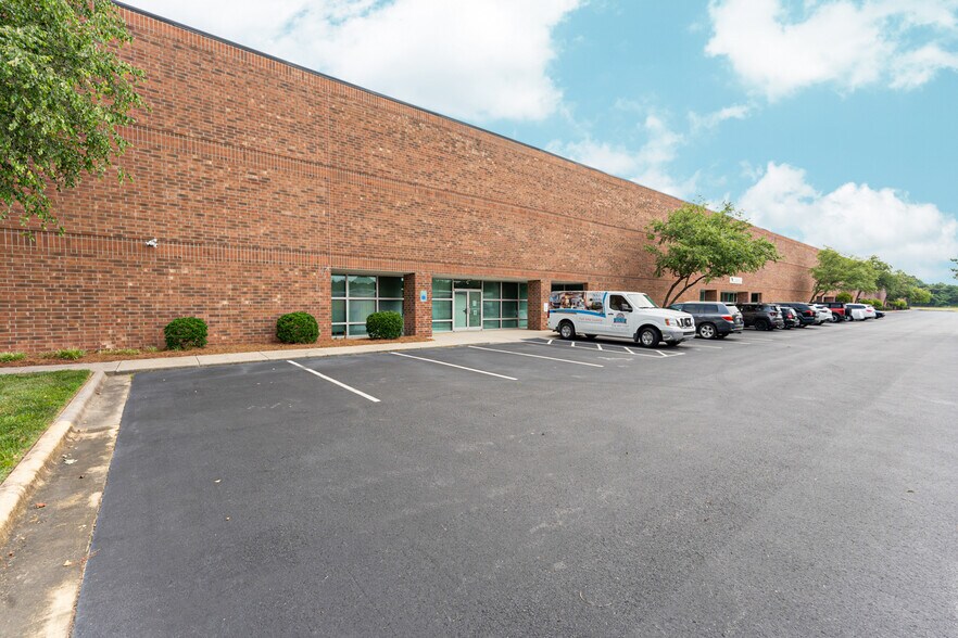 More Photos Of 6348 Burnt Poplar Rd, Greensboro Warehouse For Lease
