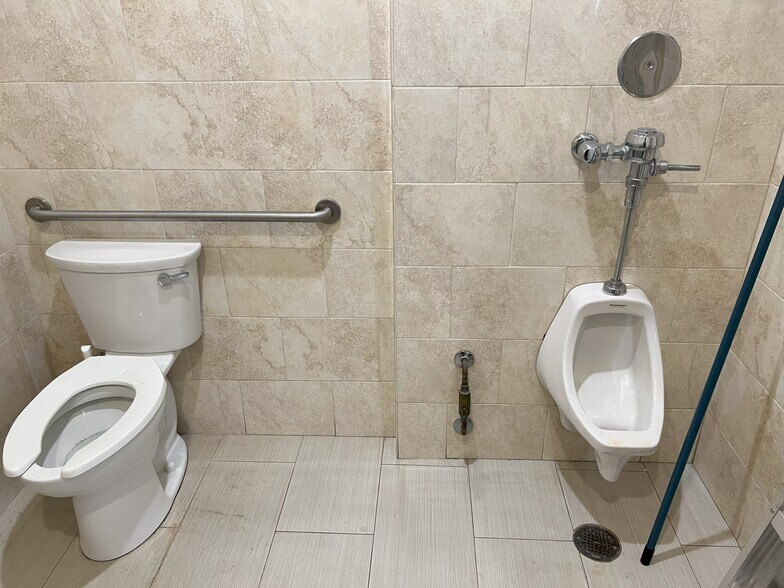 More Photos Of 8120-8122 Sepulveda Blvd, Panorama City Freestanding For Lease