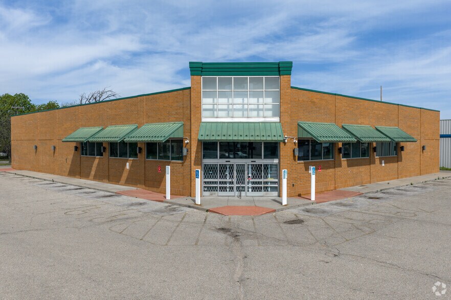 More Photos Of 1555 S Broadway, Wichita Drugstore For Lease