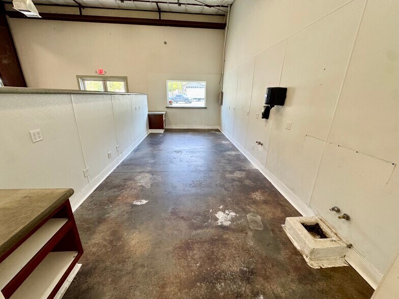 More Photos Of 80 Country Club Dr, Willow Creek General Retail For Lease