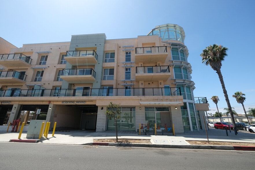 More Photos Of 1598 Long Beach Blvd, Long Beach Storefront Retail Office For Sale