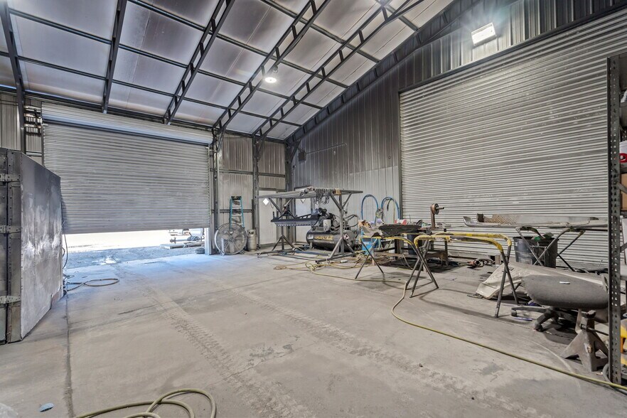 More Photos Of 4704 N College Rd, Castle Hayne Warehouse For Lease