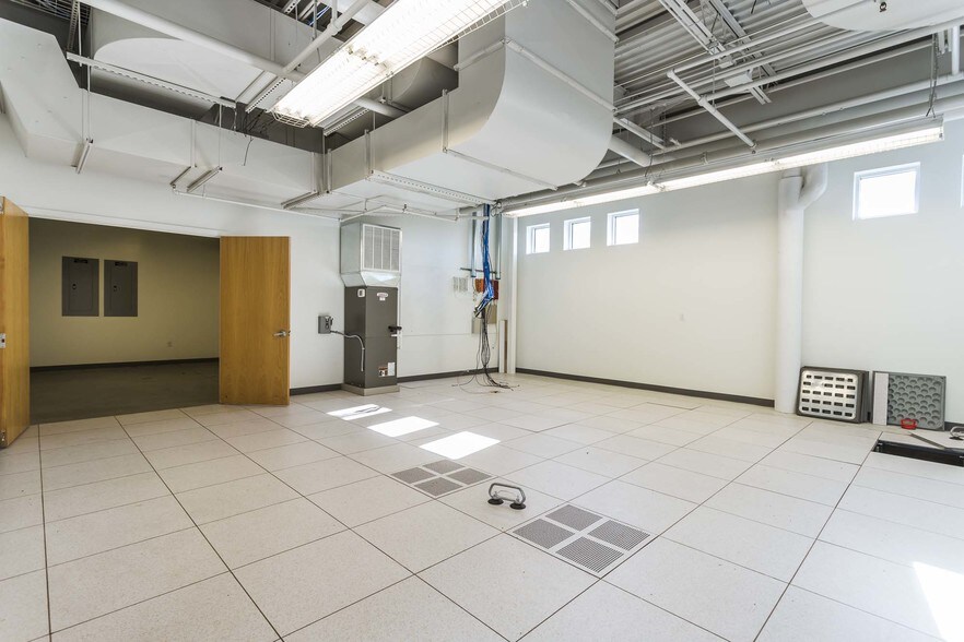 More Photos Of 900 Spring St, Jeffersonville Medical For Lease