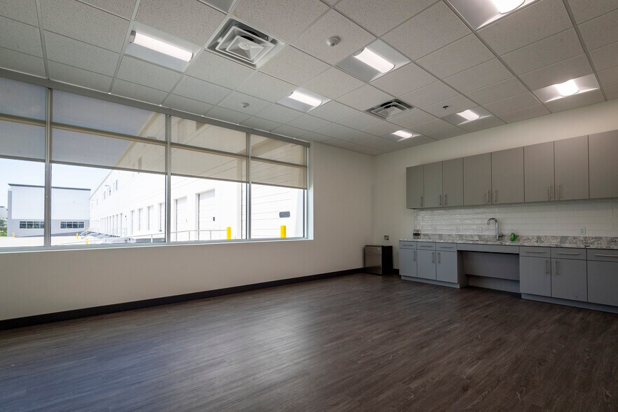 More Photos Of 901 E Avenue K, Grand Prairie Unknown For Lease