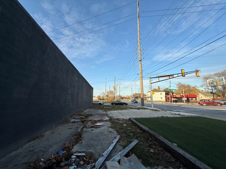 More Photos Of 200 S State Ave, Indianapolis Flex For Sale
