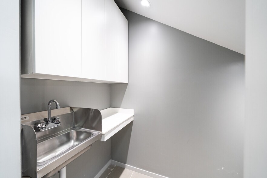 More Photos Of 845 Newark Ave, Jersey City Medical For Lease