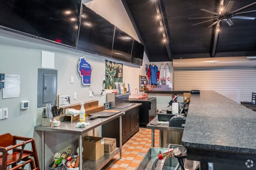 More Photos Of 1400 Commerce Pl, Plover General Retail For Sale