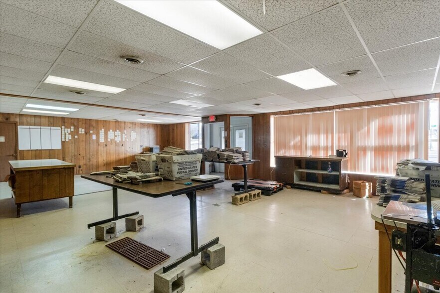 More Photos Of 302 E Washington Ave, Ava General Retail For Sale