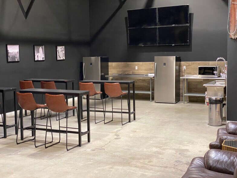 More Photos Of 1701-1721 N Main St, Los Angeles Office For Sale