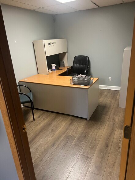 More Photos Of 1371-1375 Wilhelm Rd, Mundelein Distribution For Lease