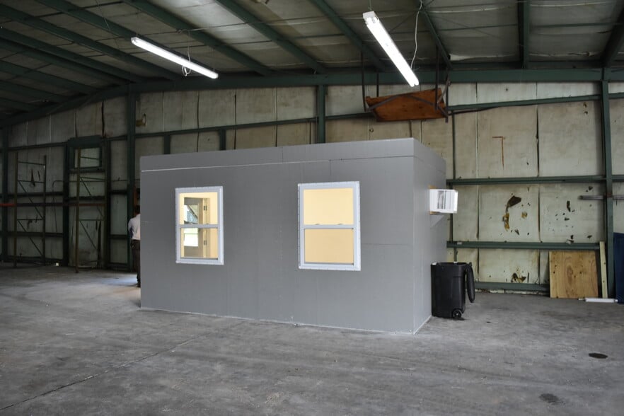 More Photos Of 12295 Automobile Blvd, Clearwater Warehouse For Lease