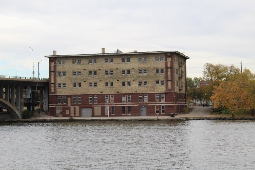 More Photos Of 220 N Water St, Rockford Flex For Sale